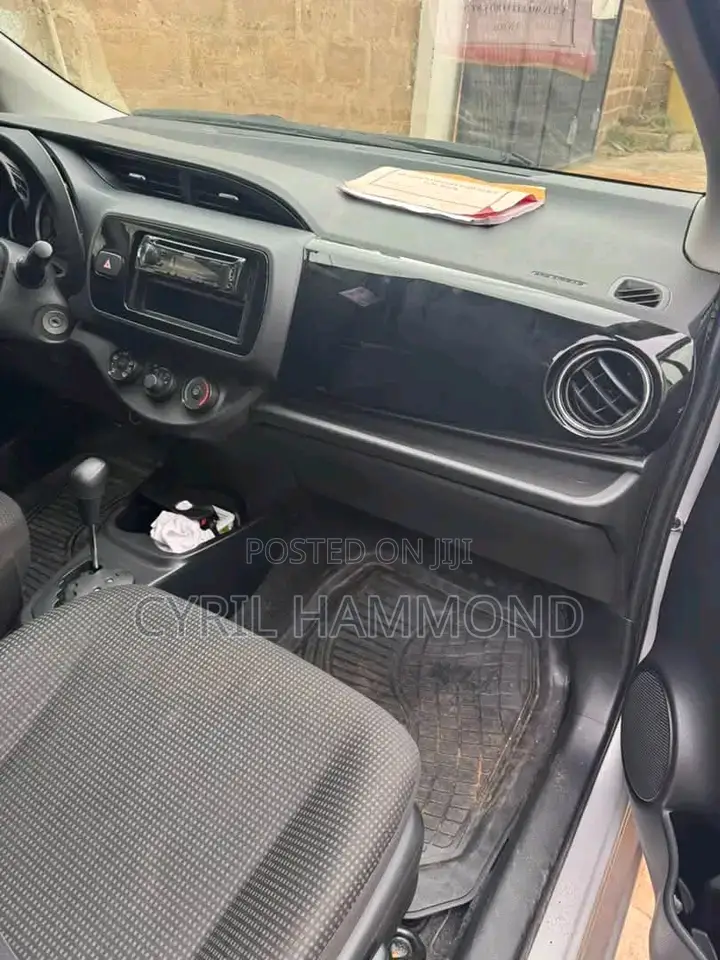 Toyota Vitz 2015 Silver