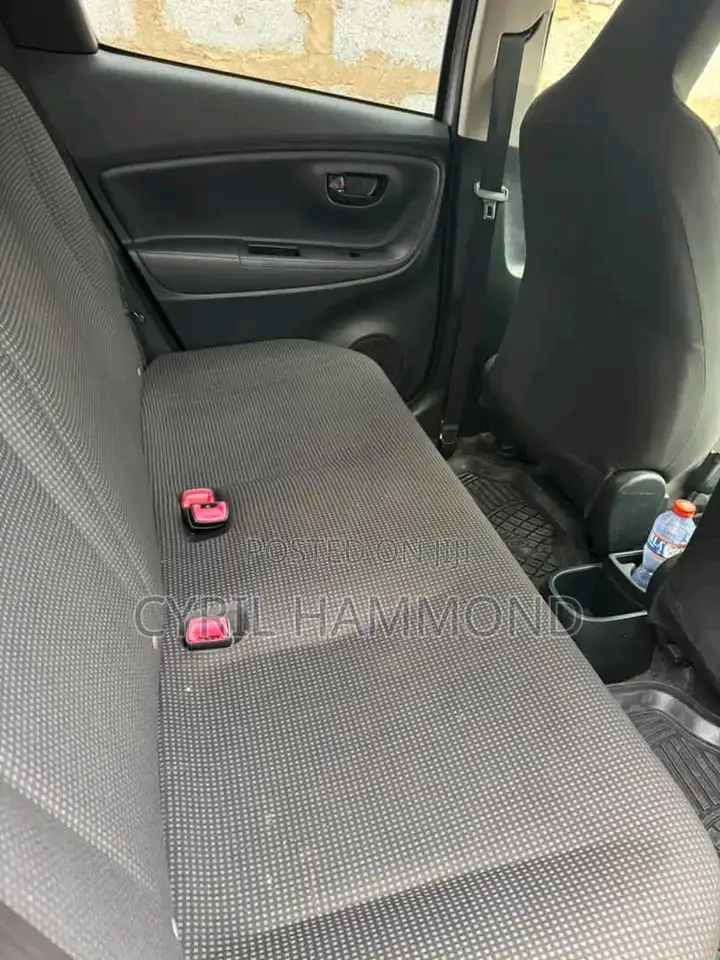 Toyota Vitz 2015 Silver