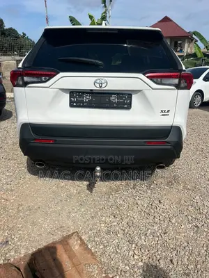 Toyota RAV4 XLE 2021 White