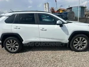 Toyota RAV4 XLE 2021 White