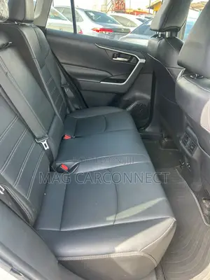 Toyota RAV4 XLE 2021 White