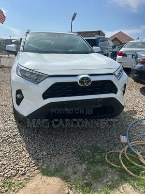 Toyota RAV4 XLE 2021 White