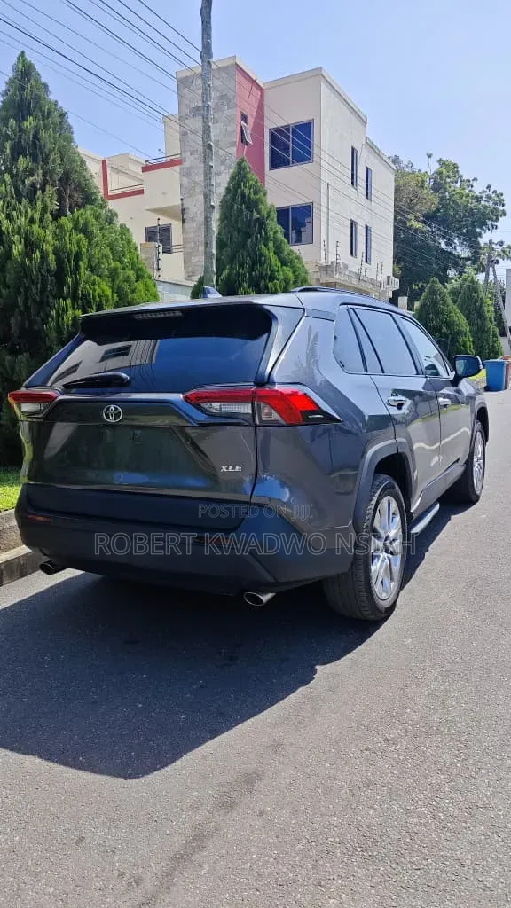 Toyota RAV4 XLE 2025 Black