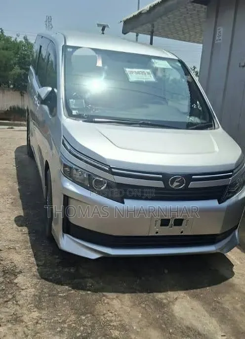 Toyota Voxy 2016 Silver