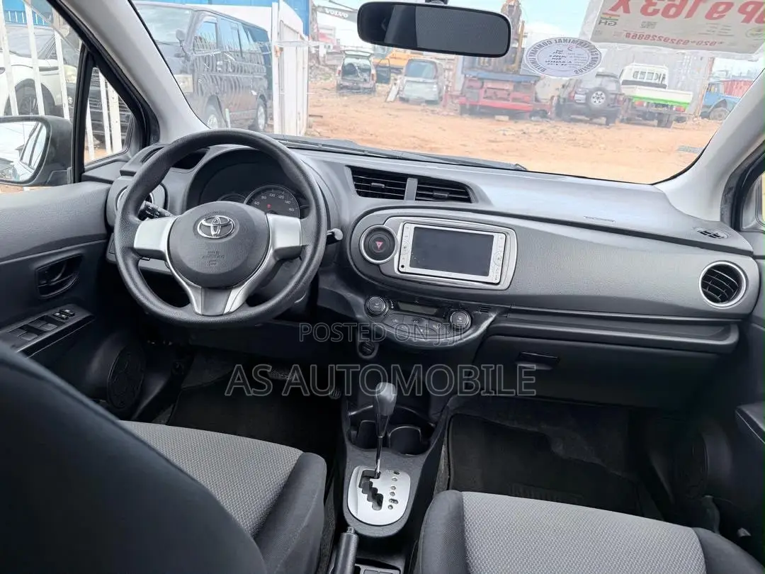 Toyota Vitz 1.3 FWD 5dr 2013 Blue