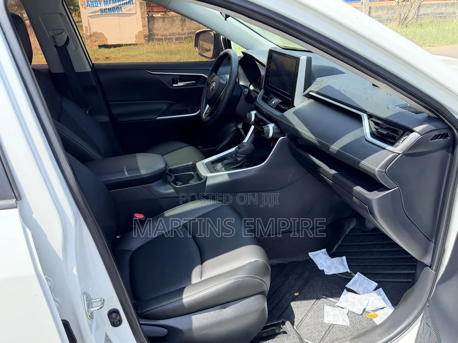 Toyota RAV4 XLE FWD 2020 White