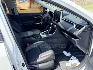 Toyota RAV4 XLE FWD 2020 White