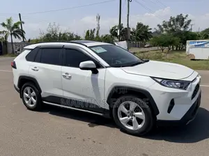 Toyota RAV4 XLE FWD 2020 White