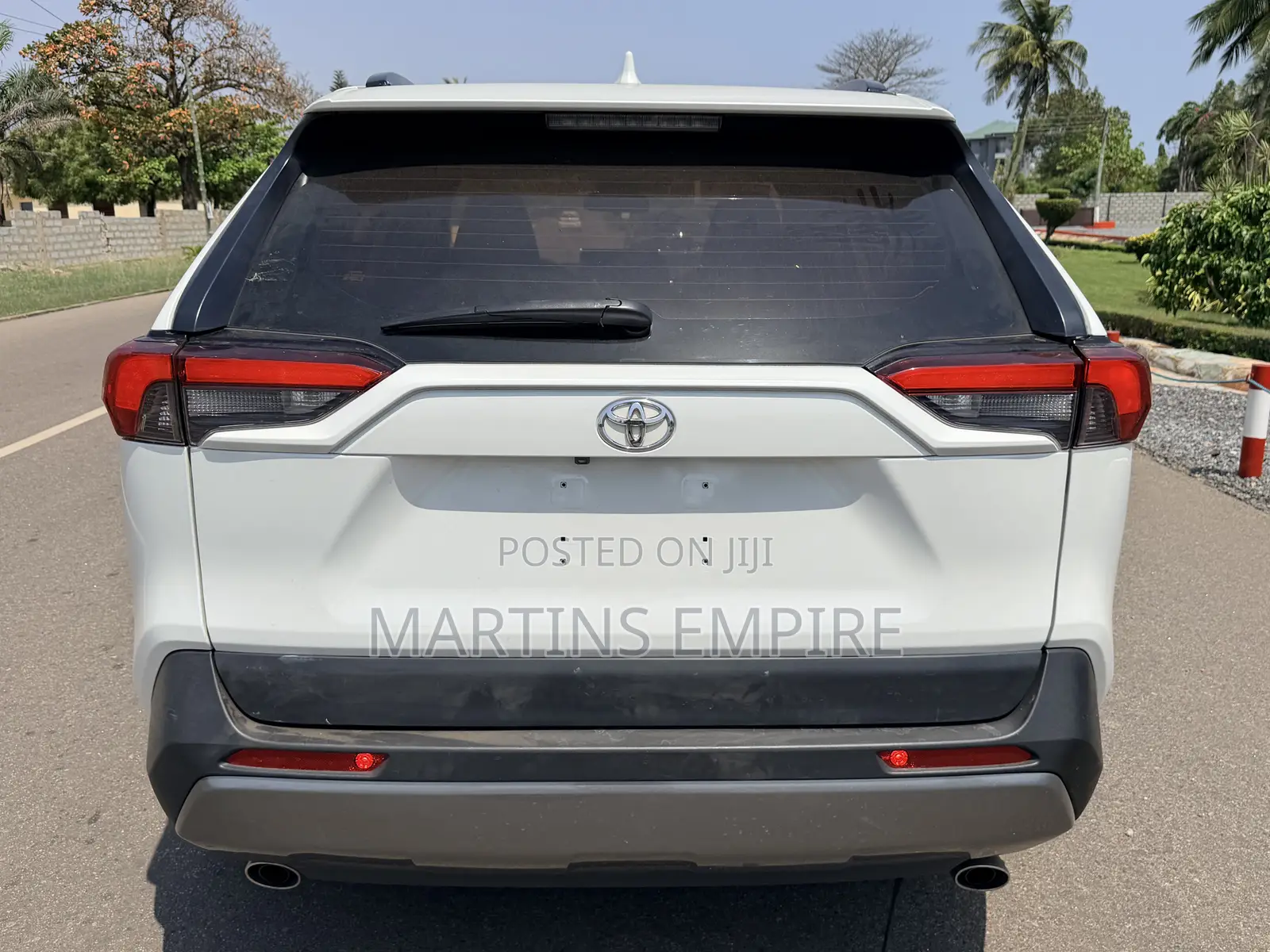 Toyota RAV4 XLE FWD 2020 White