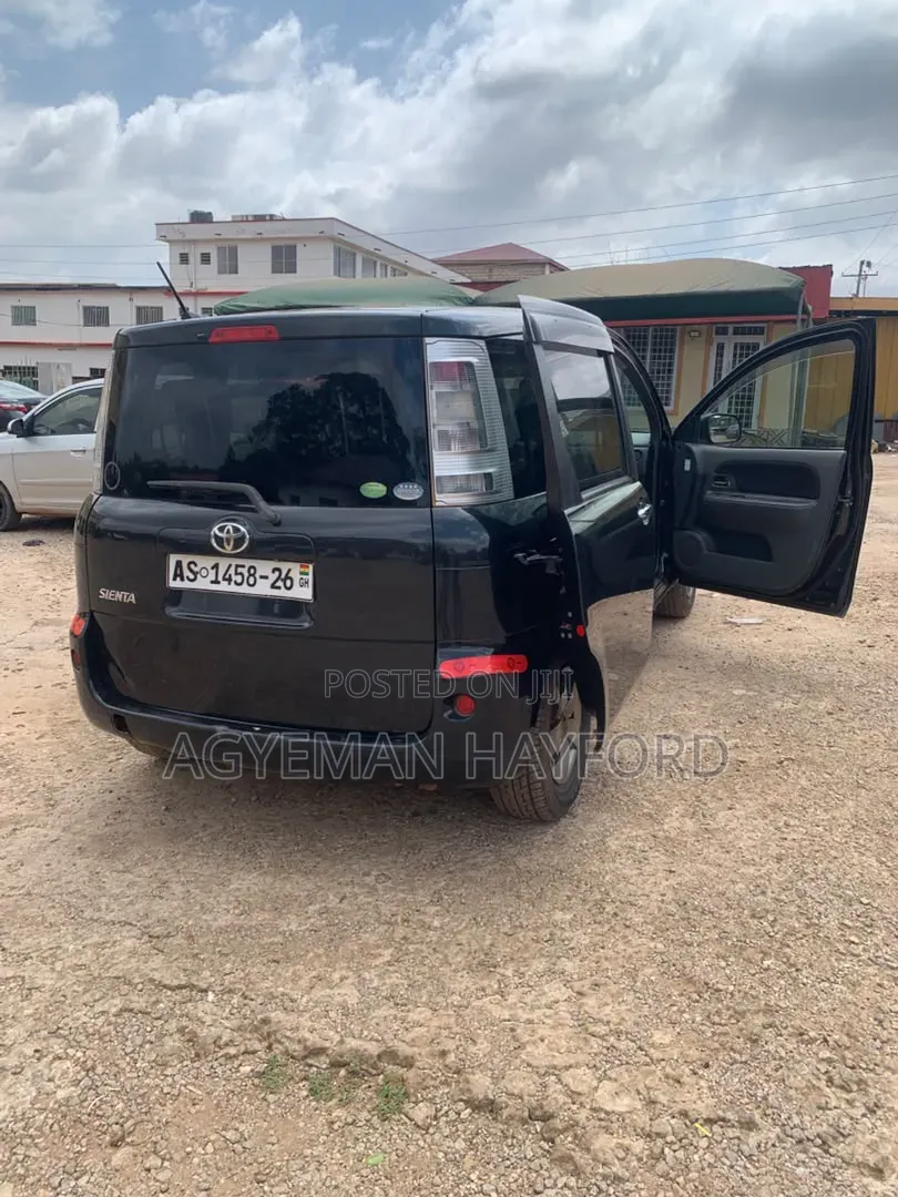 Toyota Sienta 1.5 FWD 2014 Black
