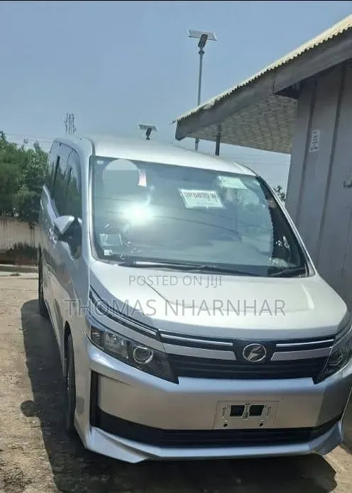 Toyota Voxy 2016 Silver