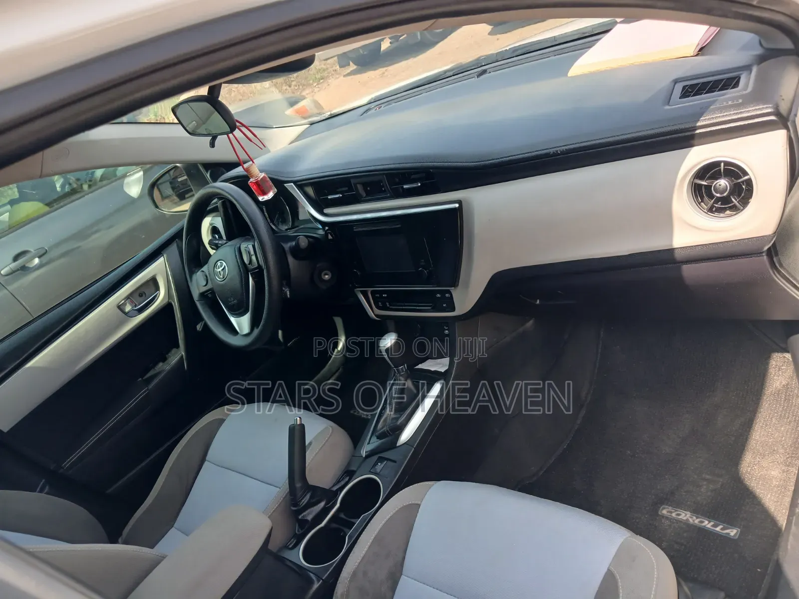 Toyota Corolla LE (1.8L 4cyl 2A) 2019 White
