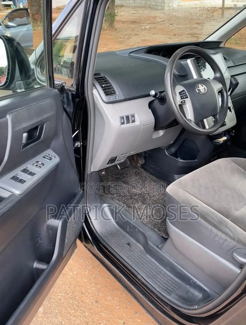 Toyota Voxy V 2WD 8-Seater 2012 Black