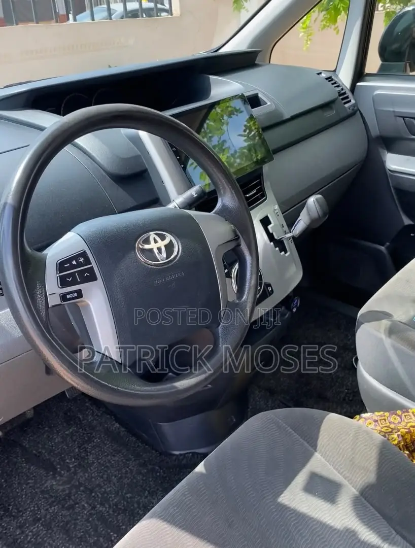 Toyota Voxy V 2WD 8-Seater 2012 Black