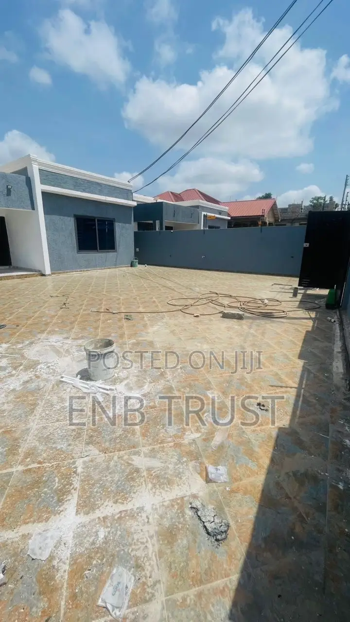3bdrm House in Amormorley Junction, Pokuase for sale