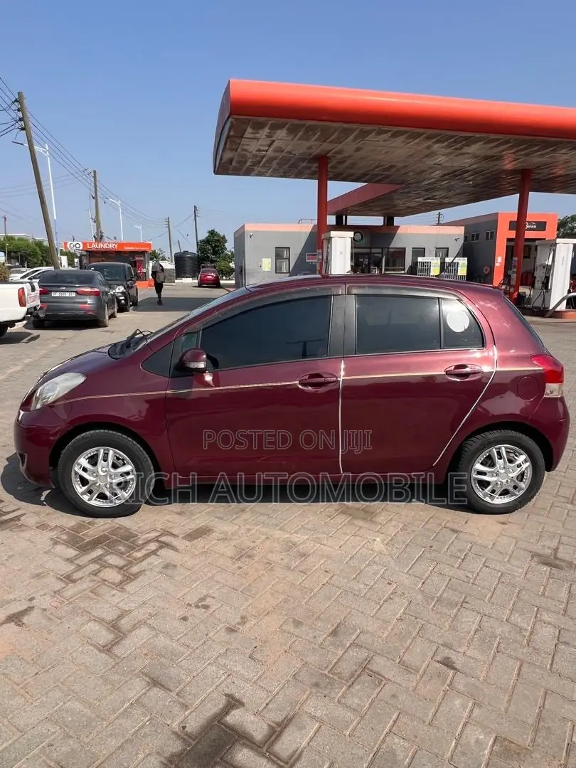 Toyota Vitz 1.3 FWD 3dr 2010 Brown