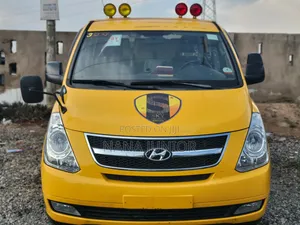 Hyundai Starex 2015 Yellow