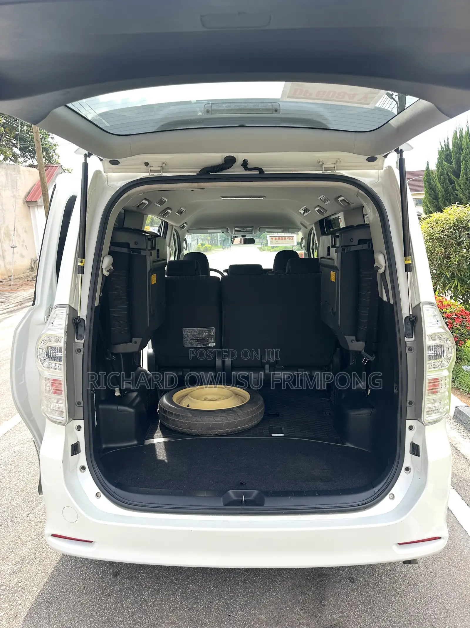 Toyota Voxy X 2WD 8-Seater 2012 White