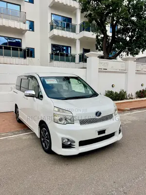 Toyota Voxy X 2WD 8-Seater 2012 White