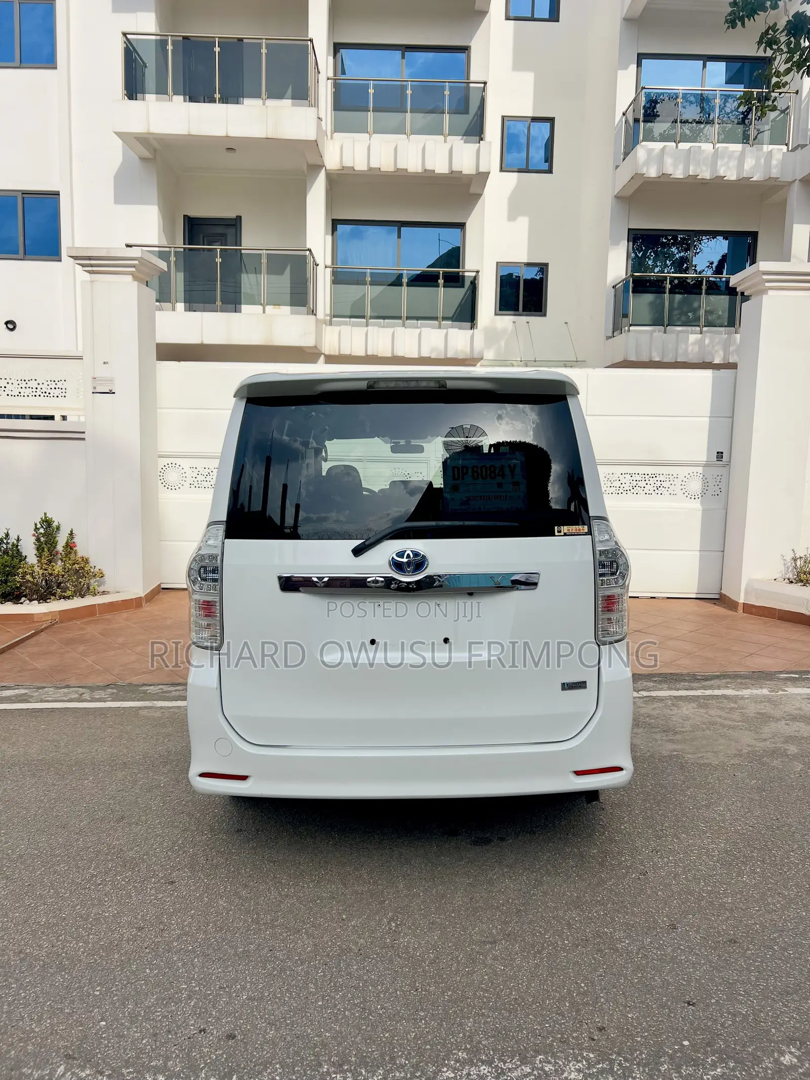 Toyota Voxy X 2WD 8-Seater 2012 White