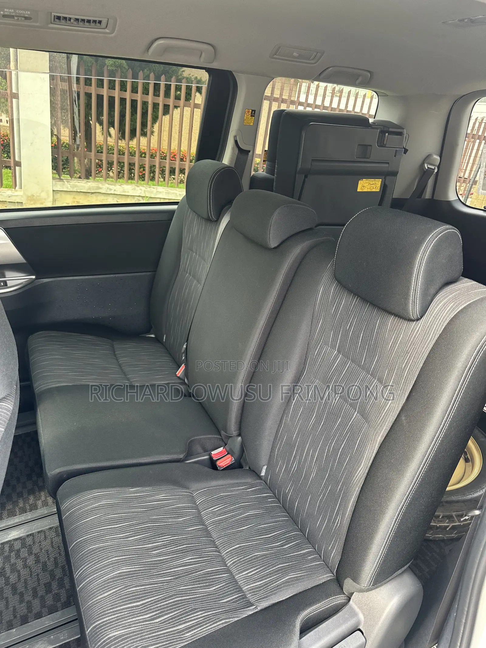 Toyota Voxy X 2WD 8-Seater 2012 White