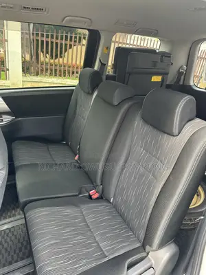 Toyota Voxy X 2WD 8-Seater 2012 White