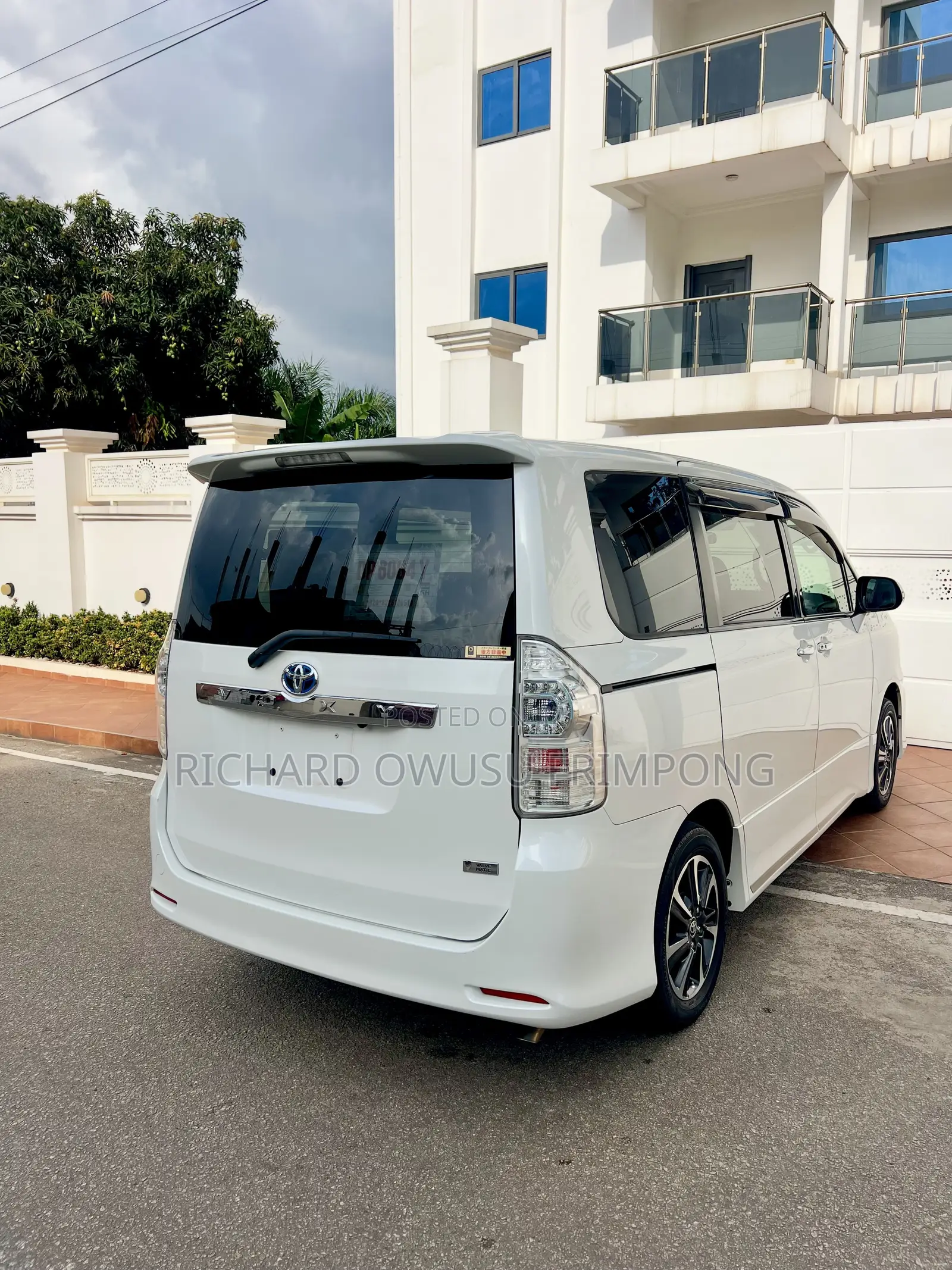 Toyota Voxy X 2WD 8-Seater 2012 White