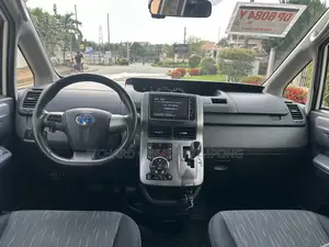 Toyota Voxy X 2WD 8-Seater 2012 White
