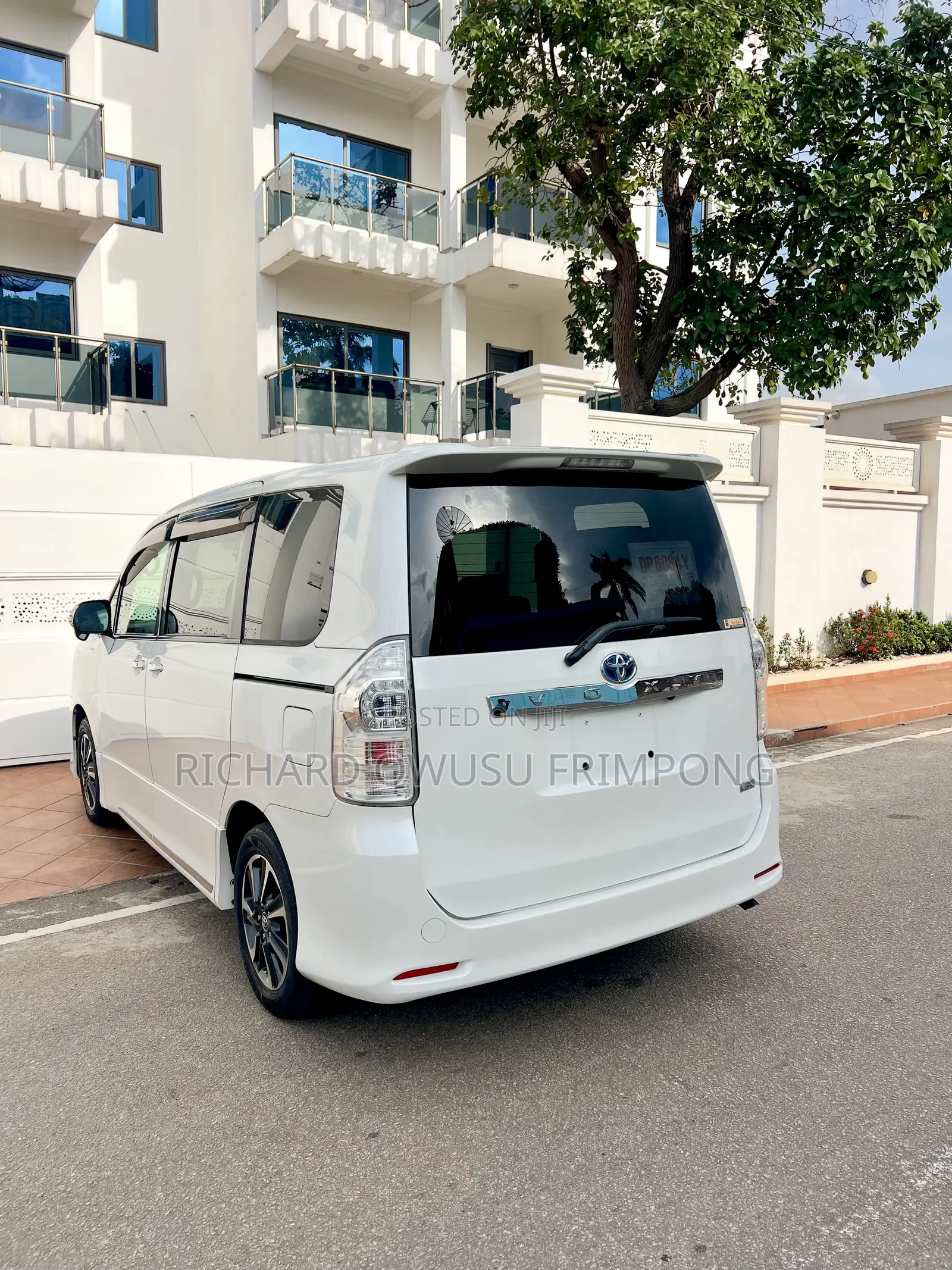 Toyota Voxy X 2WD 8-Seater 2012 White