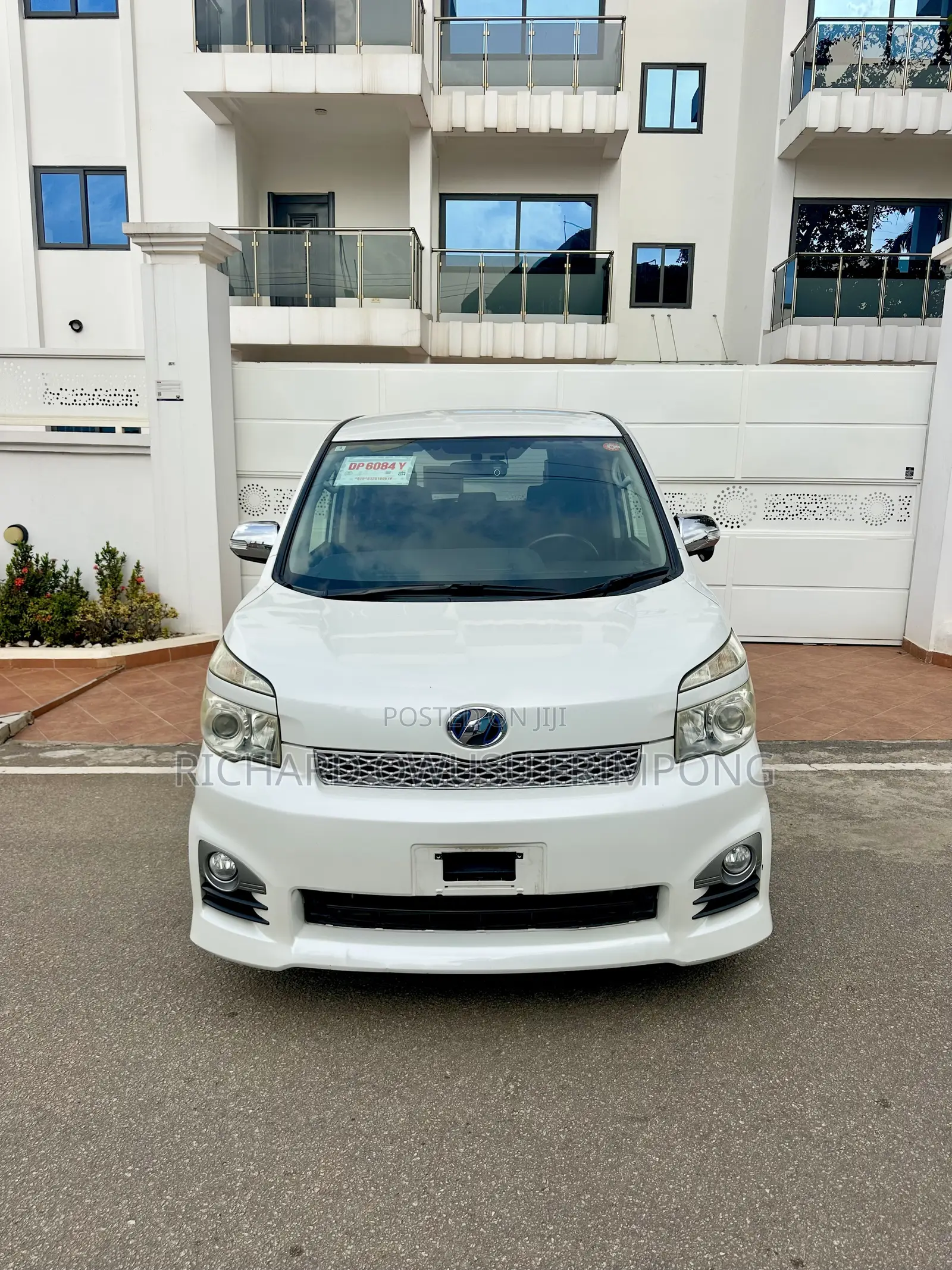 Toyota Voxy X 2WD 8-Seater 2012 White