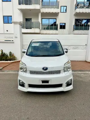 Toyota Voxy X 2WD 8-Seater 2012 White