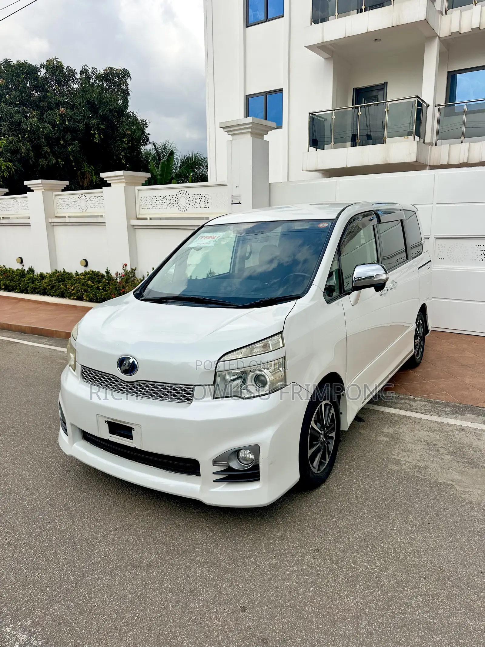 Toyota Voxy X 2WD 8-Seater 2012 White
