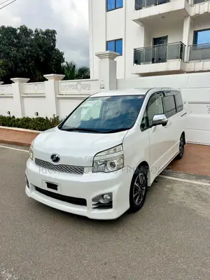 Toyota Voxy X 2WD 8-Seater 2012 White