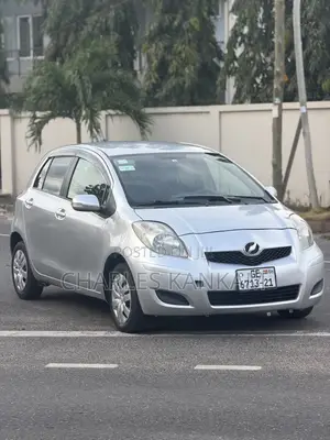 Toyota Vitz 1.0 FWD 5dr 2010 Silver