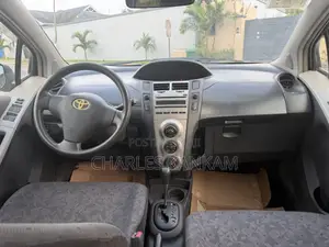 Toyota Vitz 1.0 FWD 5dr 2010 Silver