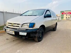 Toyota Sienna 2000 Silver
