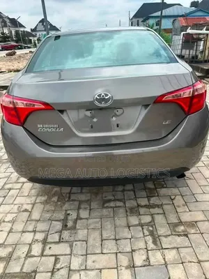 Toyota Corolla LE (1.8L 4cyl 2A) 2018 Gold