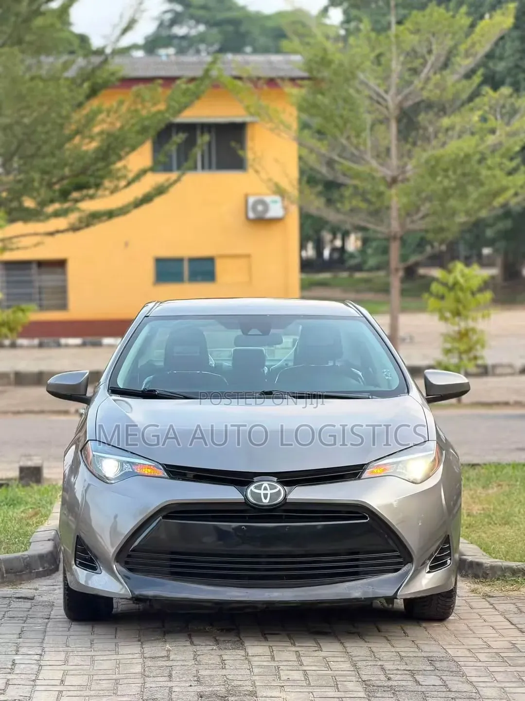 Toyota Corolla LE (1.8L 4cyl 2A) 2018 Gold