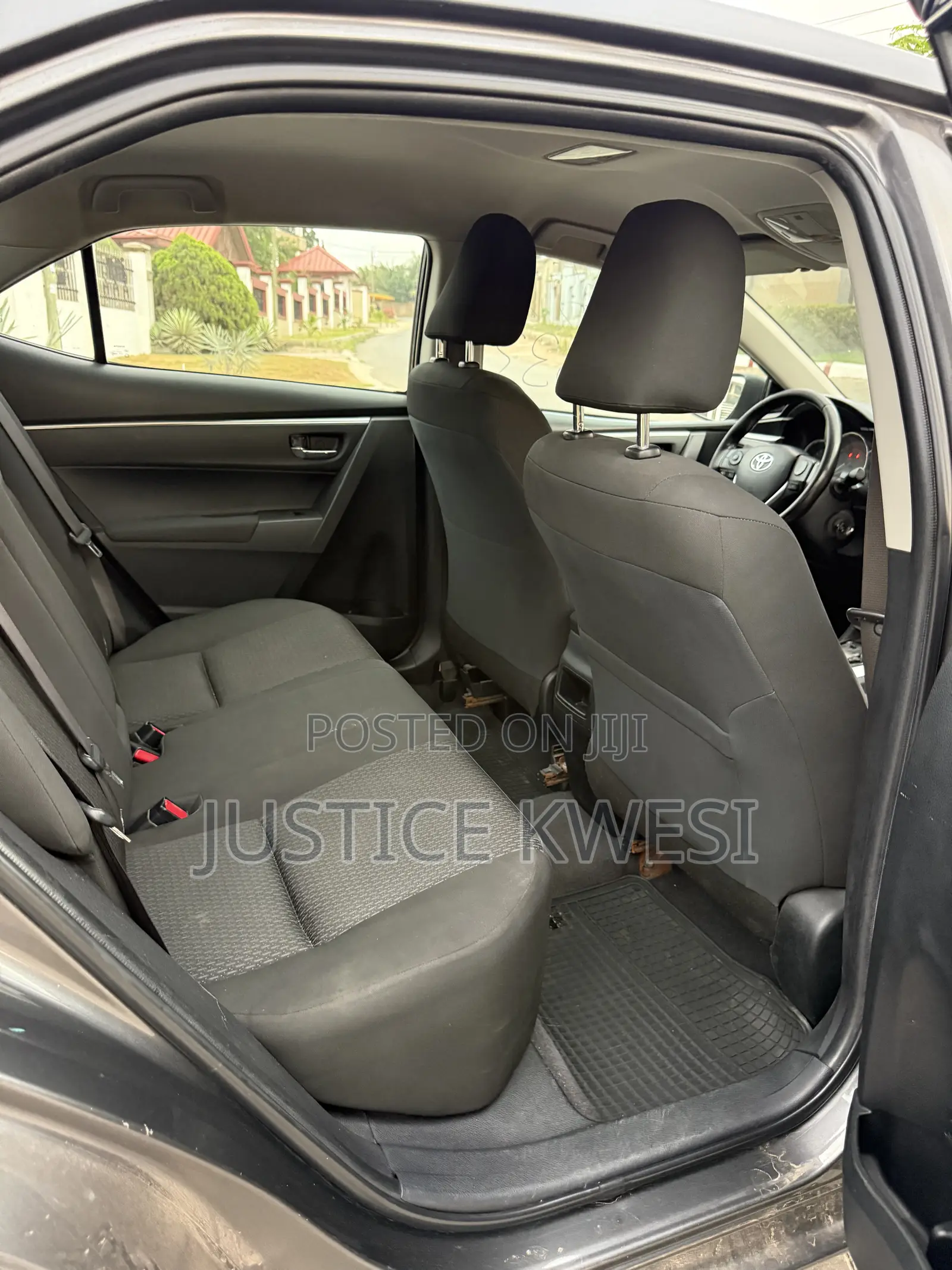 Toyota Corolla LE 4dr Sedan (1.8L 4cyl CVT) 2015 Gray