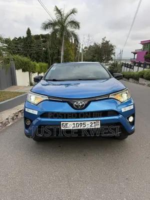 Toyota RAV4 LE 4dr SUV (2.5L 4cyl 6A) 2018 Blue