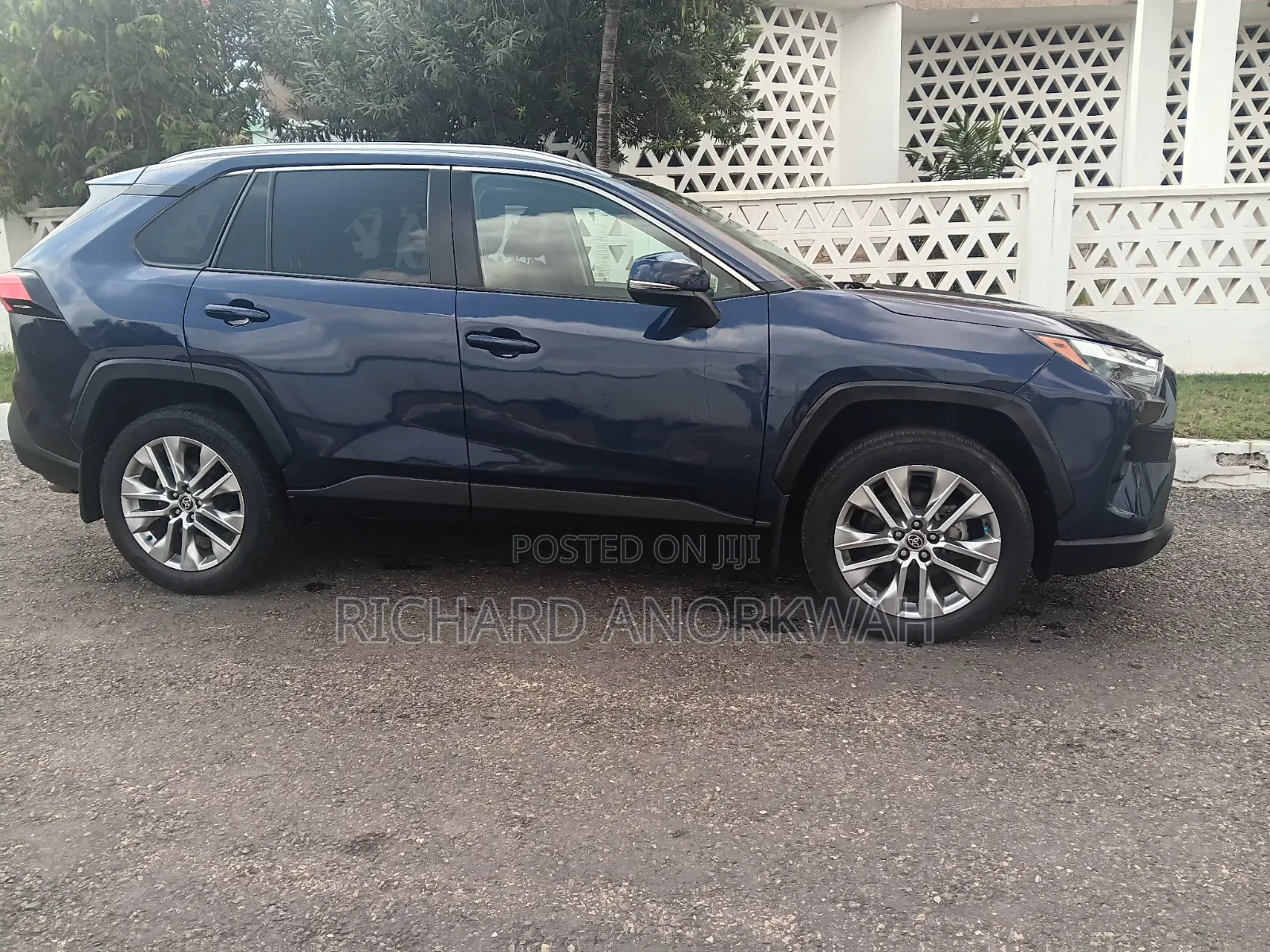 Toyota RAV4 XLE AWD 2023 Blue