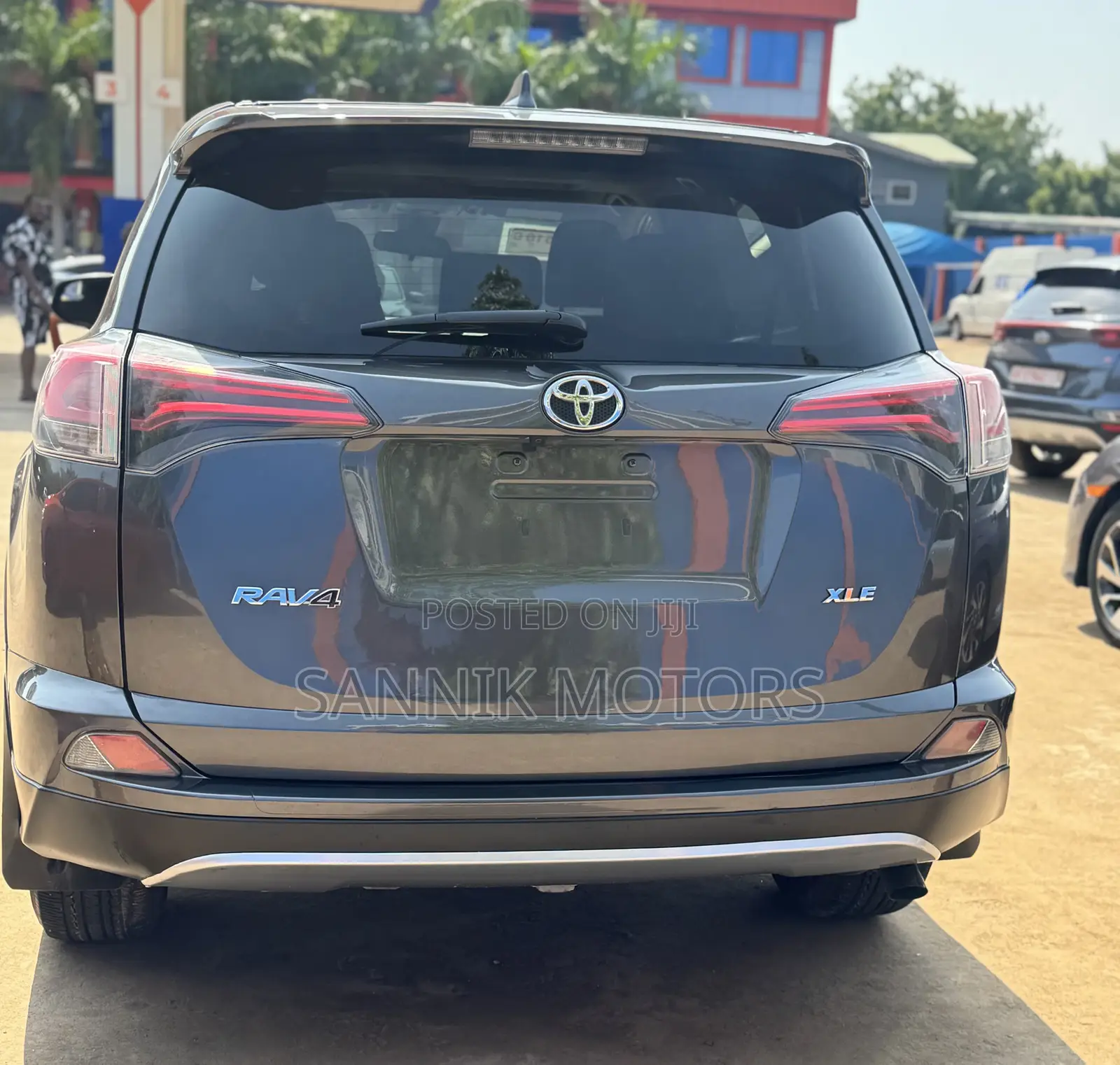 Toyota RAV4 XLE AWD (2.5L 4cyl 6A) 2017 Gray