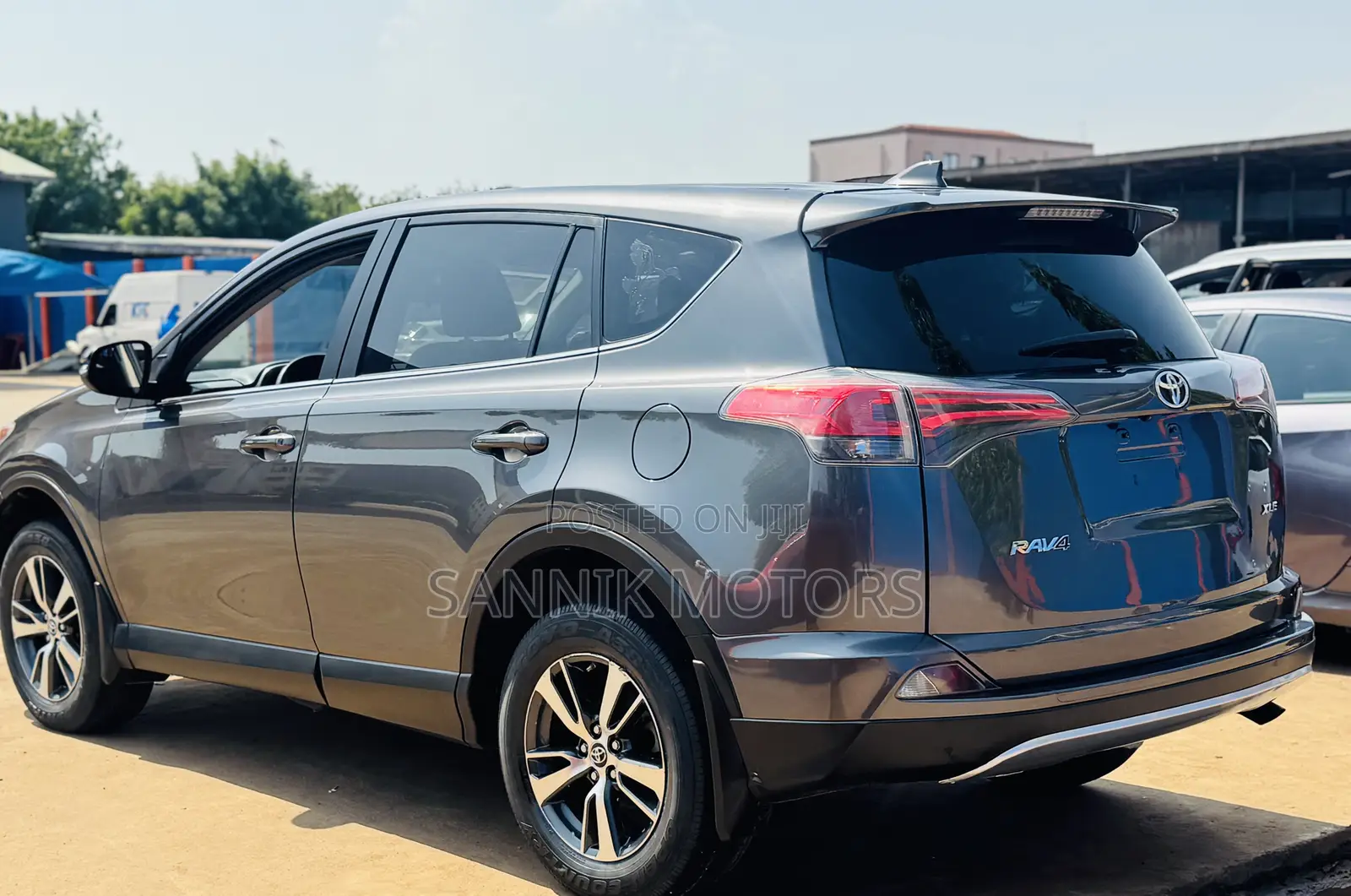 Toyota RAV4 XLE AWD (2.5L 4cyl 6A) 2017 Gray