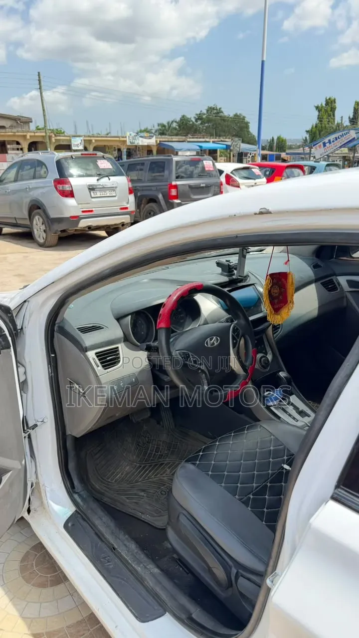 Hyundai Elantra 2012 White