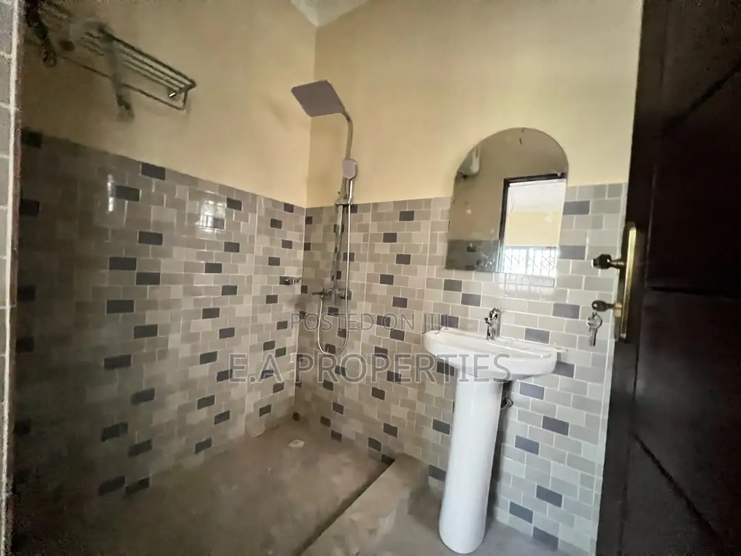 3bdrm House in E A Properties, Ghana Flag for sale