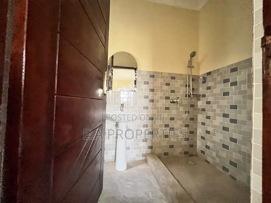 3bdrm House in E A Properties, Ghana Flag for sale
