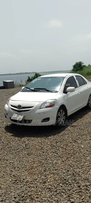 Toyota Yaris Base Sedan 4dr 2010 White