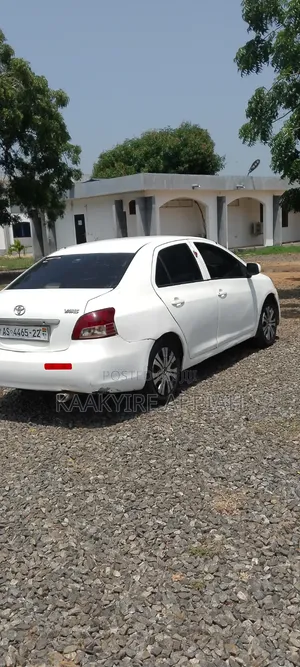 Toyota Yaris Base Sedan 4dr 2010 White