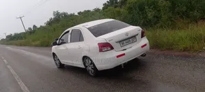 Toyota Yaris Base Sedan 4dr 2010 White