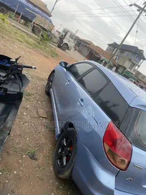 Toyota Matrix Hatchback FWD (1.8L 4cyl 5M) 2005 Blue
